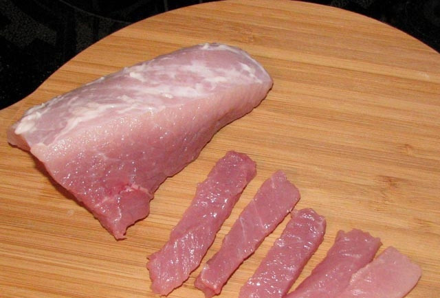 1. Этап. Мясо по-императорски: 1. Рецепт приготовления мяса по-императорски начинается с подготовки свинины. Хорошо вымыть и обсушить мясо. Нарезать небольшими порционными кусочками.