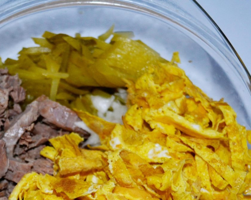 1. Этап. Салат с мясом говядины: 5. Нарезаем соломкой омлет и отправляем к остальным ингредиентам.
