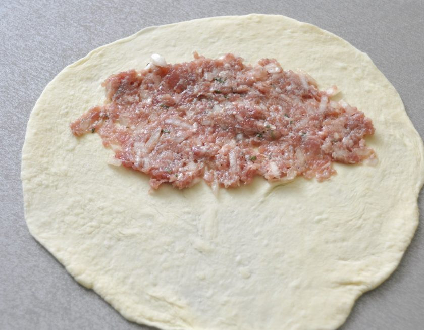 1. Этап. Кавказские чебуреки: Раскатывайте каждый кусочек теста в очень тонкий пласт, выкладывайте фарш, слепите чебурек, подровняйте края ножом для пиццы или фигурным ножом.