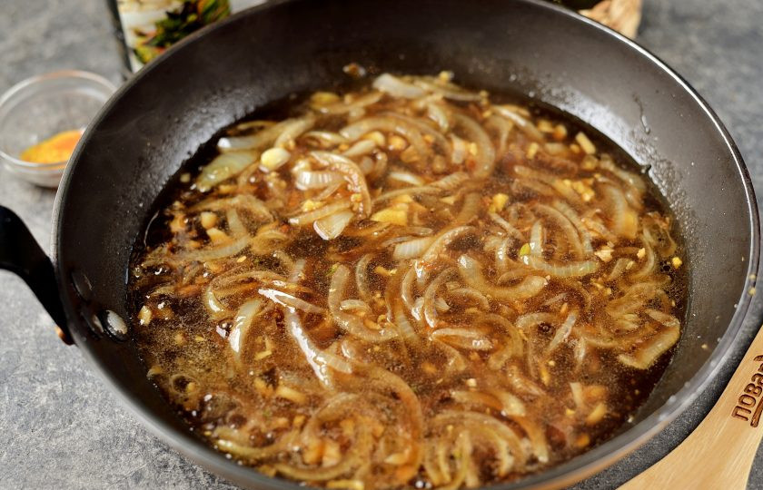 1. Этап. Мидии в устричном соусе: Всыпьте приправу, влейте теплую воду из чайника, доведите соус до кипения. При наличии воду можно заменить белым вином, с ним получится очень вкусно. Если подлива будет слишком жидкой, ее можно чуть загустить крахмалом. Попробуйте на вкус, если маловато соли, тогда добавьте немного.