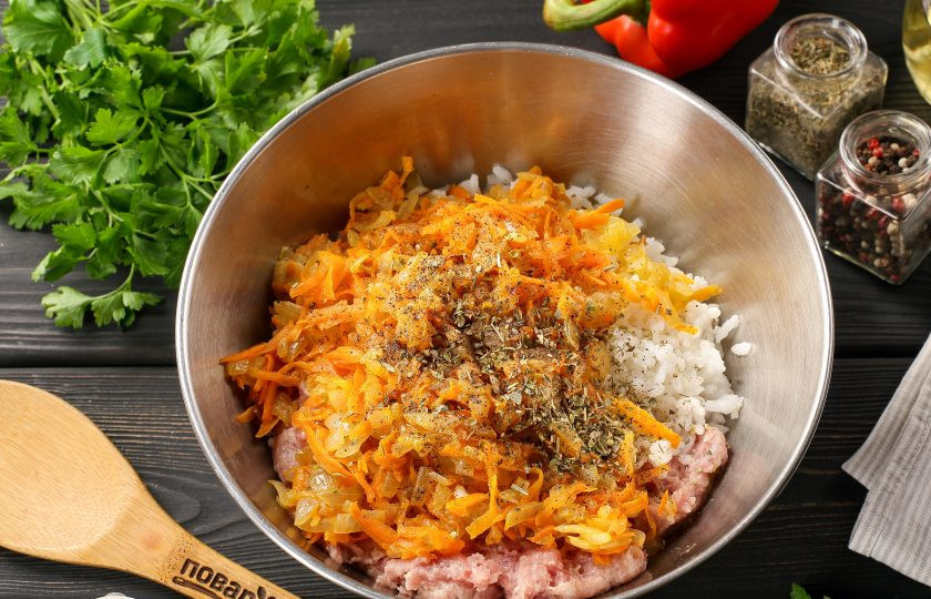 1. Этап. Перцы с фаршем и рисом фаршированные рецепт в кастрюле: В миске соедините фарш, промытый рис и обжаренные овощи. Добавьте по вкусу соль и специи, хорошо перемешайте. Начинка готова.