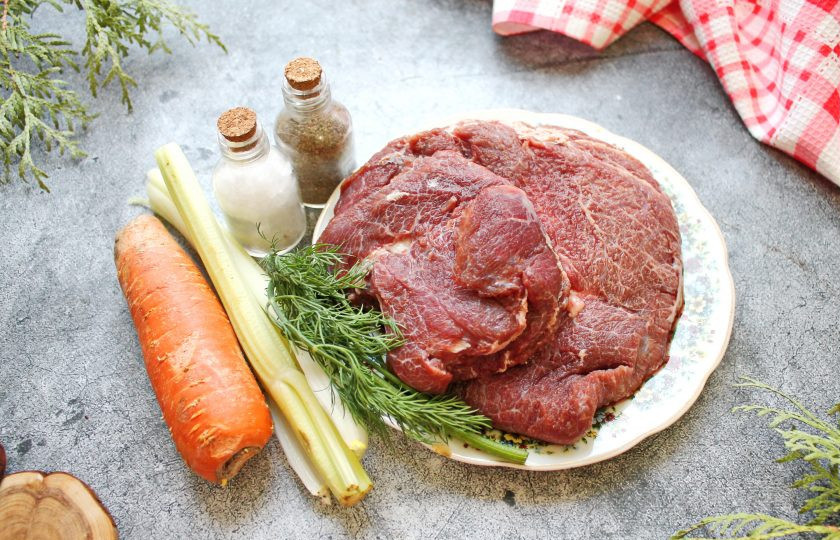 1. Этап. Говяжьи щечки в мультиварке: Подготовьте все необходимые ингредиенты для приготовления говяжьих щечек в мультиварке. Овощи вымойте и при необходимости почистите.