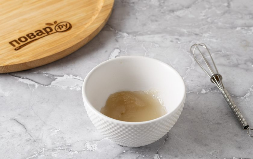 1. Этап. Десерт без выпечки и муки: Агар-агар разведите в небольшом количестве воды.