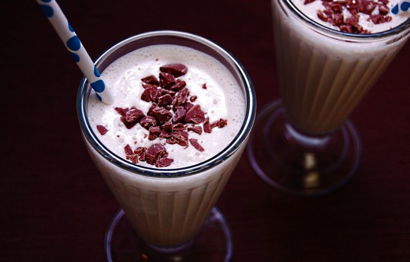 1. Этап. Молочный коктейль с алкоголем: 3. Все ингредиенты взбейте в единую консистенцию. Коктейль готов! Подавайте его с шоколадом. Приятной дегустации!