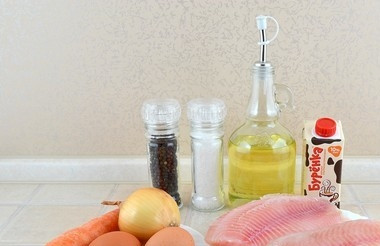 1. Этап. Рыба с луком и морковью: Подготовьте продукты, морковь и лук очистите. Если вы используете замороженную рыбу, то ее нужно разморозить, промыть и обсушить. Свежее филе промойте и обсушите.