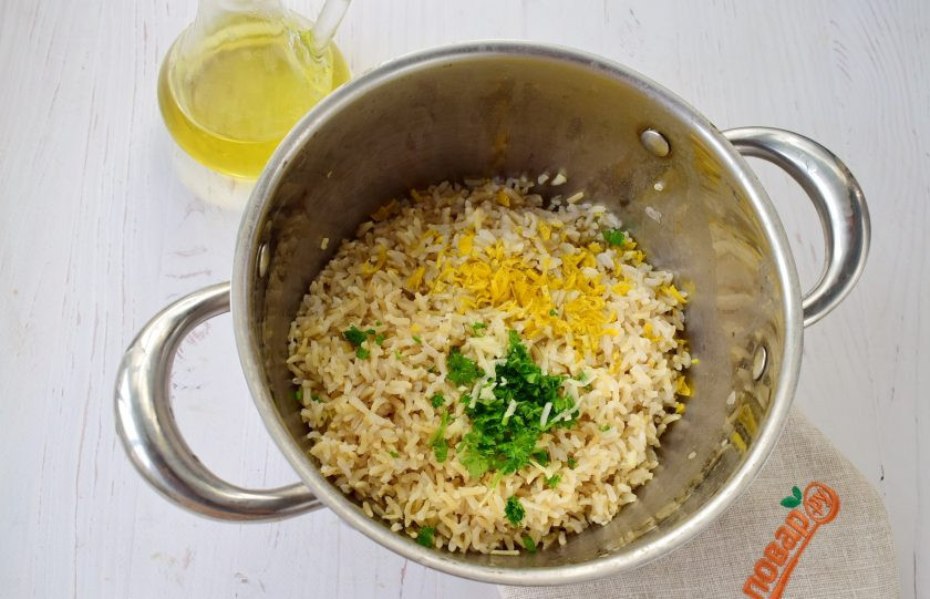 1. Этап. Рис с запеченными овощами: Мелко рубленную петрушку, лимонную цедру, небольшое количество оливкового масла перемешайте и соедините с отварным рисом. Накройте крышкой, дайте настояться 5-10 минут.