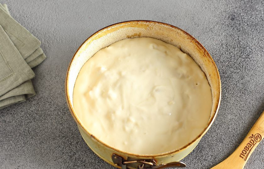 1. Этап. Невесткин пирог: Полейте начинку оставшимся тестом и выпекайте пирог в духовке при температуре 180 градусов около 40 минут.