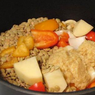 1. Этап. Курица Dhansak: Налейте и поставьте чайник. Очистите и нарежьте картофель. Грубо нарезаем лук и перчики. Раздавите 3 зубчика чеснока. Добавляем чечевицу и имбирного порошка. Добавить куркуму и тамаринда.