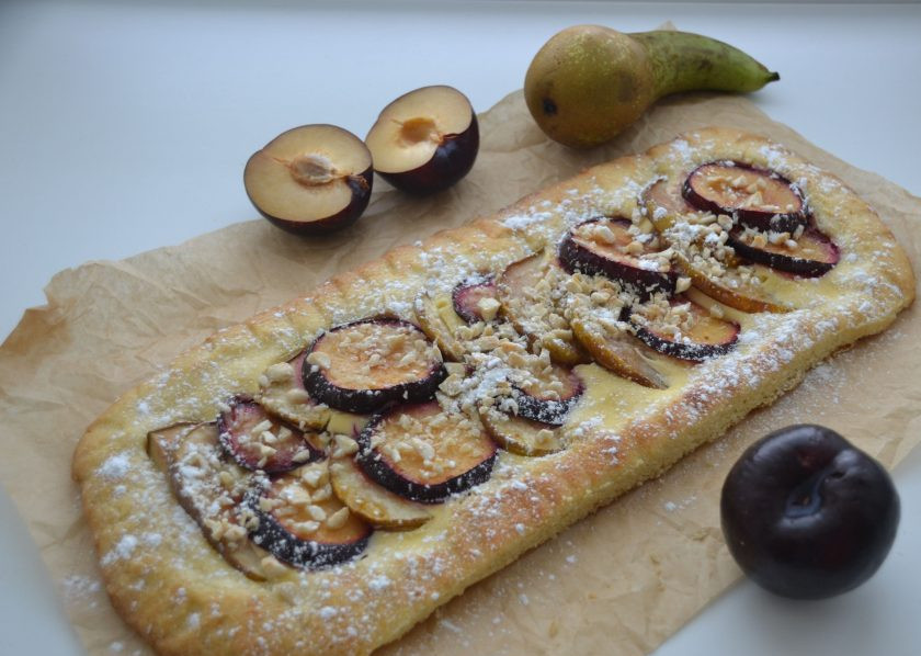 1. Этап. Пирог с грушами и сливами: Подавайте пирог полностью остывшим, перед подачей присыпьте сахарной пудрой.