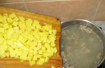 1. Этап. Рассольник классический: Добавить картофель.