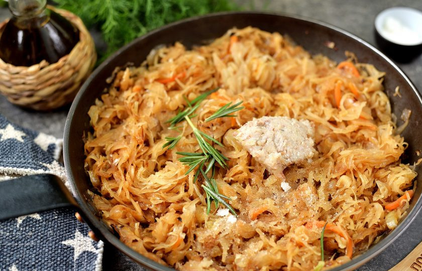 1. Этап. Бюргерская тушеная капуста: Отделите иголки розмарина от стеблей, переложите в сковороду, добавьте ложку утиного жира. Продолжайте тушить на умеренном огне под крышкой минут 5.