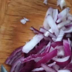 1. Этап. Салат с кальмарами: Лук нарезать полукольцами. И в миску его!