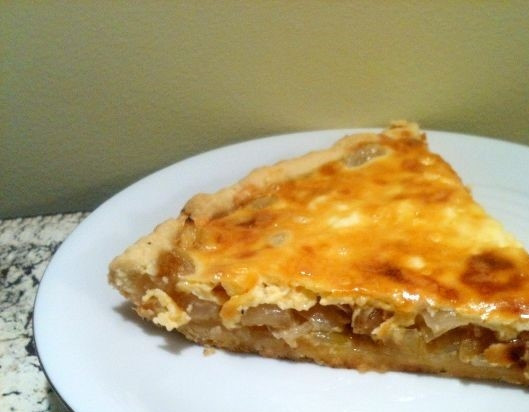 1. Этап. Быстрый луковый пирог: 7. При 190 градусах запекайте пирог в течение 30-40 минут в зависимости от духовки. Когда пирог достанете из духовки, дайте ему немного остыть. Подавайте к столу теплым в сочетании с соусами или сметаной. Приятного аппетита.