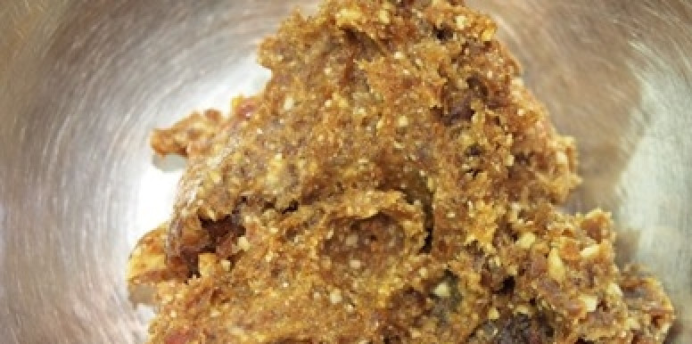 1. Этап. Вегетарианские сладости: Вот такая довольно вязкая масса должна у вас получиться в итоге.