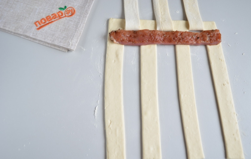 1. Этап. Мясо в тесте Шахматная доска: Отогните полоски теста через одну. Положите кусочек мяса как на фото.