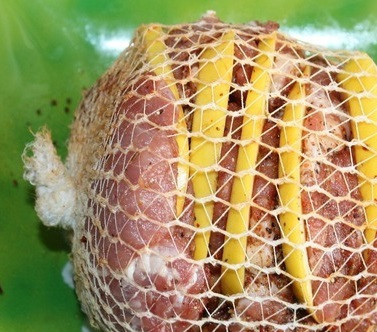 1. Этап. Мясо с айвой в мультиварке: 4. Для удобства можно поместить свиную шею в эластичный бинт (предварительно его необходимо тщательно промыть под проточной водой, чтобы избавится от запаха). Можно воспользоваться ниткой и слегка обмотать мясо, чтобы оно держало форму во время приготовления.