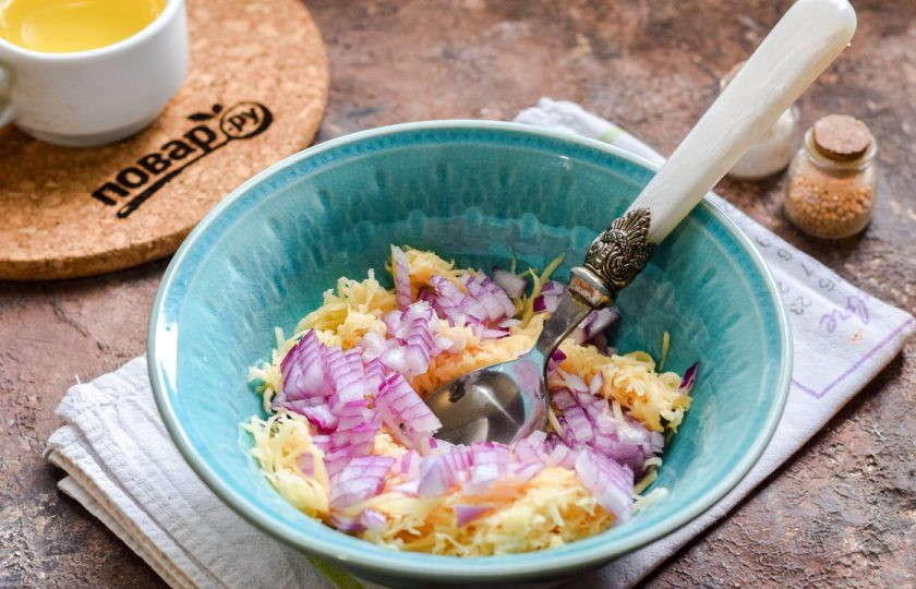 1. Этап. Белорусский завтрак: Лук очистите, нарежьте мелкими кубиками, добавьте к картофелю. Всыпьте соль и перец, перемешайте хорошо.