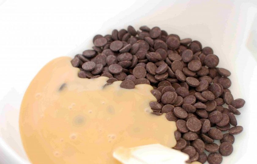 1. Этап. Шоколадно-ореховые конфеты: 1. В миску выложите шоколад (нарубите плитку или используйте чипсы), добавьте к нему соль и сгущенное молоко.