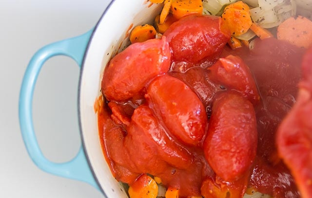 1. Этап. Суп-пюре в блендере: Потом добавьте помидоры: если вы взяли свежие, их надо бланшировать и снять кожуру обязательно. Если консервированные - просто добавьте целиком, вместе с тем пюре, что было в банках. Кстати, можете томатное пюре (или пасту на крайний случай) добавить и к свежим помидорам. Влейте бульон, перемешайте.