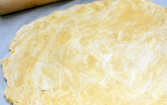 1. Этап. Тарт татен со сливами: Раскатываем тесто в пласт толщиной примерно в 0,5 см. В оригинальном рецепте тарта тесто нужно убрать на полчасика в холодильник, однако я в спешке однажды этого не сделал - и никакой существенной разницы не заметил.