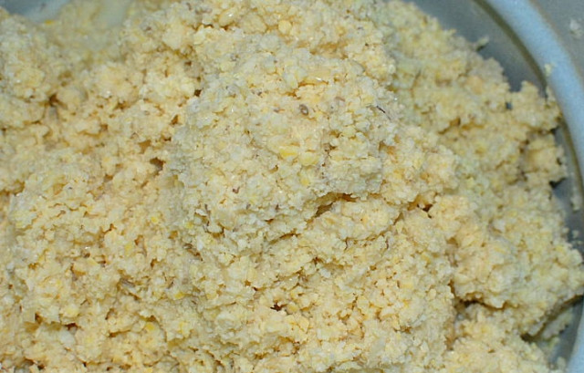 1. Этап. Котлеты из бобов: Сою промойте и замочите на ночь в воде. Затем слейте воду и измельчите бобы в кашу. Это можно сделать с помощью кухонного комбайна.