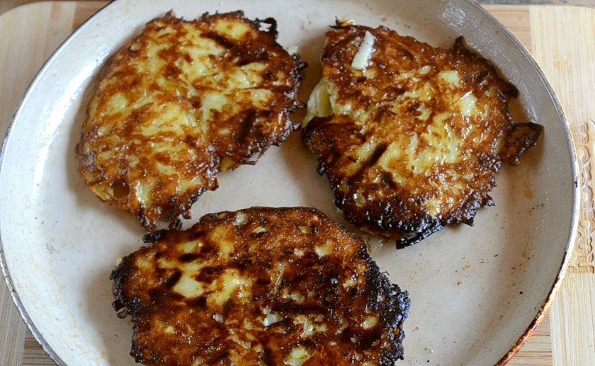 1. Этап. Драники из кабачков: Готовые драники полейте сметаной и присыпьте рубленой зеленью. Приятного аппетита!