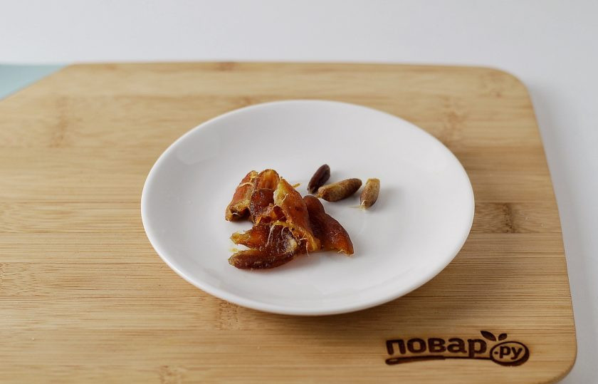 1. Этап. Смузи овощной: Из фиников удалите косточки. Если финики твердые, то предварительно замочите их в теплой воде на 5-10 минут.