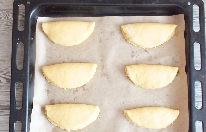 1. Этап. Сочни на маргарине: Выложите заготовки на противень, застеленный пекарской бумагой. Смажьте яйцом или яичным белком. Выпекайте в разогретой до 180 градусов духовке 20 минут.