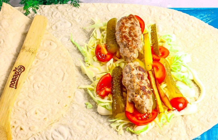 1. Этап. Шаурма с кебабом: Добавьте обжаренный картофель, люля-кебаб. Можно дополнить блюдо солеными огурцами, если вы любите их в шаурме.