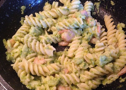 1. Этап. Макароны с соусом из брокколи и креветками: 10. А можно макароны и креветки прогреть пару минут в кипящем соусе на сковороде.
