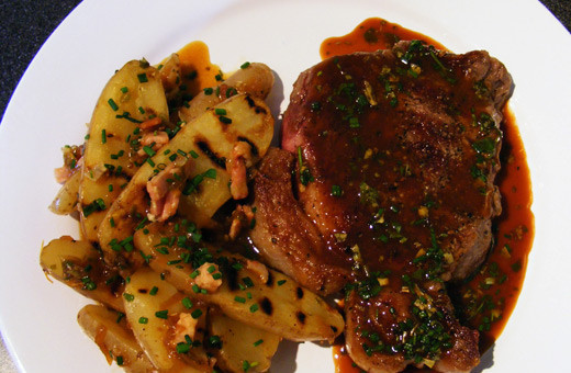 1. Этап. Говядина под соусом: 7. На тарелку для подачи выложить кусочек мяса, щедро полив его соусом и картофель. Вот и все, аппетитная говядина под соусом в домашних условиях готова.