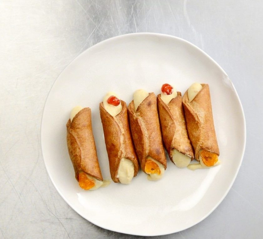 1. Этап. Канноли по-сицилийски: 5. По краям трубочек можно выложить ягоды или фрукты (для украшения и для вкуса).