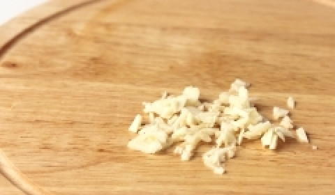 1. Этап. Крабовый салат с помидорами: Чеснок чистим и измельчаем.