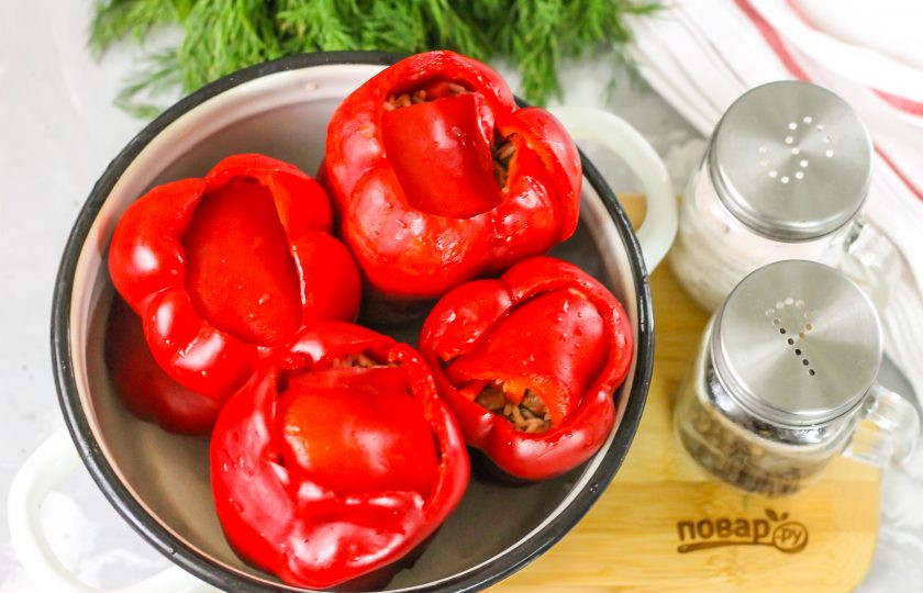 1. Этап. Фаршированные гогошары: Выложите перцы в кастрюлю, проколите их ближе к низу ножом в нескольких местах. Один очищенный перец нарежьте ломтиками и закройте отверстия начиненных перцев. Влейте воду до середины плодов и отварите в течение 30 минут на умеренном нагреве.