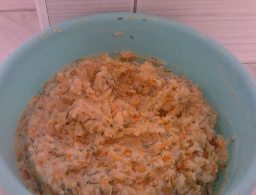1. Этап. Картофельно-морковные котлеты: 1. Морковь и картофель хорошенько вымойте и отварите в мундире. Затем остудите, очистите и пропустите через мясорубку вместе с луком. Добавьте соль, перец, мелко порубленный укроп, яйца и муку. Хорошо вымешайте.
