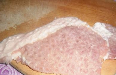 1. Этап. Отбивные из говядины с грибами: Для отбивной лучше всего подходит филейная часть, она наиболее нежная, сочная и мягкая. Для отбивной с грибами и сыром я отдала предпочтение говядине. Нарезаем мясо порционными кусками. Отбиваем молотком с двух сторон, предварительно посыпав каждый кусок мяса солью по вкусу.