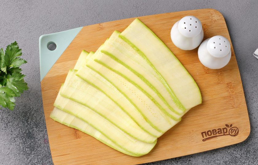 1. Этап. Рулетики из кабачков с мясом: Кабачок нарежьте тонкими пластинами, толщиной примерно 5 мм.
