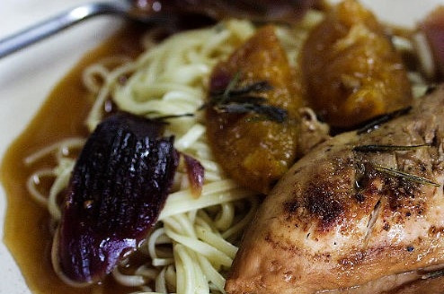 1. Этап. Куриная грудка на кости: 3. Грудка на кости чудесно запеклась и выглядит очень аппетитно. Можно подавать к столу. Приятного аппетита.