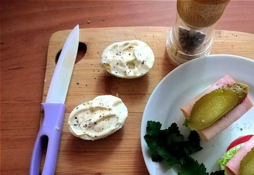 1. Этап. Яичный сэндвич: Собираем сэндвичи. Верх нижней половинки яйца обмазываем майонезом. На него укладываем кружок помидора, потом - мелкую зелень (листья салата и петрушки), далее - свёрнутый бекон, на бекон - дольку огурца. Обмазываем верхнюю половинку яйца тоже майонезом с перцем.