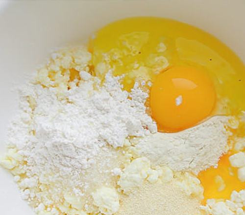 1. Этап. Запеканка из творога с манкой: 1. Соедините творог, муку, яйца, сахар (в том числе ванильный), манную крупу и соль в небольшой емкости. Тщательно перемешайте. Я взбивала все миксером, так масса получается пышнее и лучше выпевается.