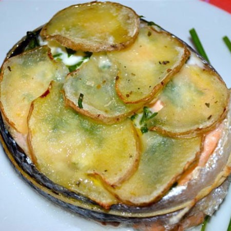 1. Stage. Salmon Medallions: Rinse the potatoes well and cut very thinly with a vegetable peeler, put on the fish in one layer. Bake at 180 degrees 25 minutes.