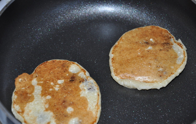 1. Этап. Вегетарианские сырники: Обжариваем до золотистого цвета с обеих сторон.