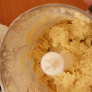 1. Этап. Пирог с куриной печенью: Сперва - месим тесто. В чашу для блендера складываем 1 яйцо, сливочное масло, муку, молоко и соль. Взбиваем до однородности. Затем раскатываем тесто до толщины 3 мм, перекладываем в форму для выпекания и выпекаем в духовке при температуре 200 градусов ровно 10 минут