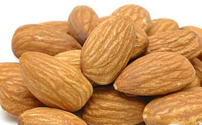 1. Этап. Витаминный напиток из апельсина и миндаля: 2. Если вы не можете найти в продаже экстракт миндаля, поджарьте несколько зерен сладкого миндаля и разотрите его в порошок. Для коктейля возьмите полную ложку такого порошка.