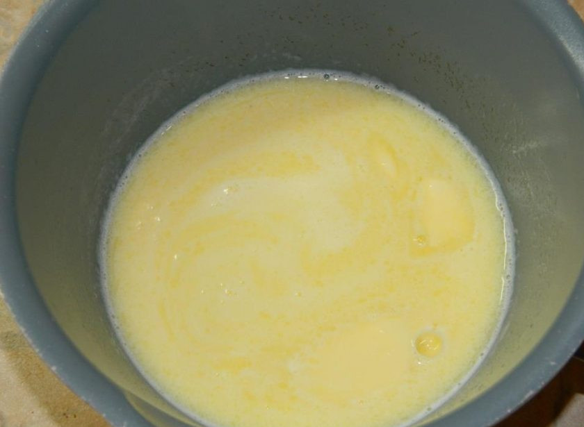 1. Этап. Заварной бисквитный рулет: Доведите до кипения масло с молоком.