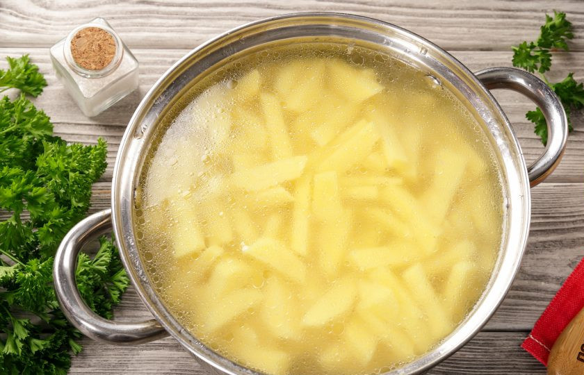 1. Этап. Похлёбка старорусская: Затем добавьте картофель.