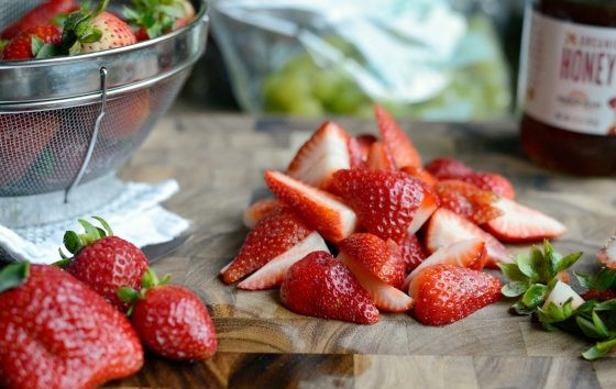 1. Этап. Фруктовый салат Радуга: 3. Клубнику нарежьте четвертинками.