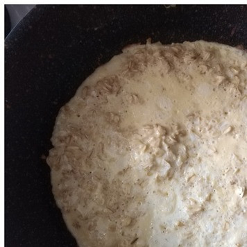 1. Этап. Овсяноблин с тушёной ранней молодой капустой: Яйца варим вкрутую Капусту можно потушить заранее. В сковороду наливаем масло, греем его и выкладываем лук, порезанный произвольно так, как любите вы. Золотим его и добавляем натёртую морковь. Тушим под крышкой пару минут, выкладываем нашинкованную капусту. Капусту присолим по вкусу, она выделит сок. Тушим овощи до готовности, перчим по желанию. Это быстро. Яйца чистим и рубим мелко. Отправляем к капусте, перемешиваем. Начинка готова. Параллельно делаем тесто для 2 блинов. В тёплое молоко выкладываем сахар, соль, разбиваем 2 яйца и добавляем хлопья овсяные. Чтобы было больше пользы, хлопья берём грубые. Перемешиваем и даём тесту постоять 20 минут. Это для того, чтобы хлопья набухли. Приступаем к приготовлению овсяноблинов. Делаем по одному. Сковорода моя D-22 см. Греем хорошо сковороду с маслом 0,5 ст л, выкладываем овсяное тесто, визуально поделив его на 2 части. Распределяем слоем по диаметру всей сковороды и обжариваем блин с одной стороны до красивого цвета. Лопаткой подцепляем-поверяем края блина (хорошо ли блин схватился) и переворачиваем его на другую сторону. Огонь убавляем на минимум.