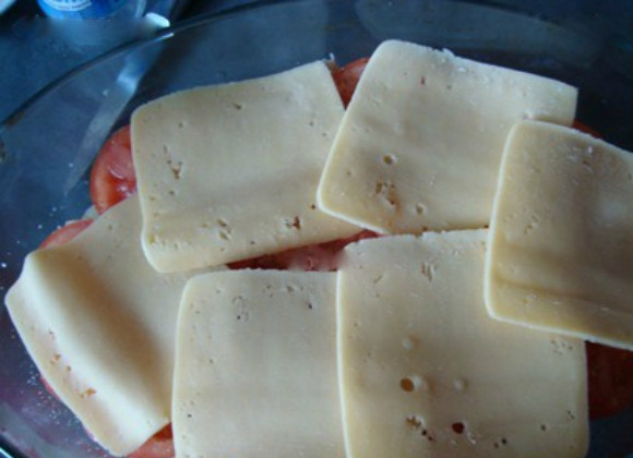 1. Этап. Картофель, запеченный с мясом и грибами: 6. Поверх мяса выложите нарезанные ломтиками помидоры. Заключительный слой — это сыр. Его также можно натереть на крупной терке, либо нарезать тонкими ломтиками, как на фото.