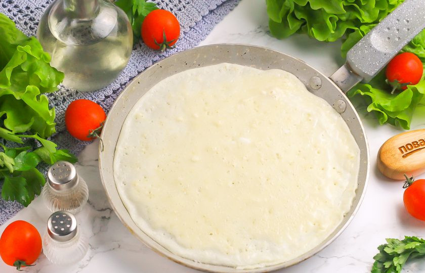 1. Этап. Блинчики с сыром и беконом: Раскалите сковороду и в первый раз смажьте ее растительным маслом. Влейте часть теста и округлите. Испеките блин на умеренном нагреве 1-2 минуты.